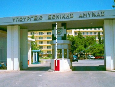 Εισβολή του Ρουβίκωνα στο Υπουργείο Εθνικής Άμυνας: «Ξήλωσε» όλη την φρουρά της πύλης ο ΥΕΘΑ Π. Καμμένος (βίντεο) (upd)
